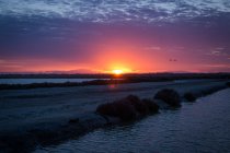 Incredibile scenario tranquillo di cielo colorato tramonto con nuvole su calme zone umide scure — Foto stock