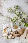 Екологічно чисті аксесуари для ванної кімнати та натуральні косметичні продукти, розміщені на столі з гілкою квітучого дерева — стокове фото