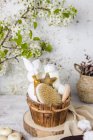 Accesorios de baño ecológicos y productos cosméticos naturales colocados en la mesa con rama de árbol en flor - foto de stock