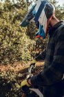 Unrecognizable mountain bike sportsman in piedi sulla cima della collina nel bosco — Foto stock