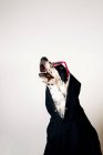 Мила собака в светрі і сонцезахисних окулярах — стокове фото