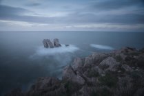 Magnífico paisaje de costa rocosa y turbulentas olas de espuma oceánica - foto de stock