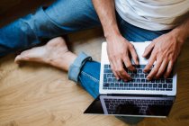 Freelancer barbudo usando laptop en casa - foto de stock