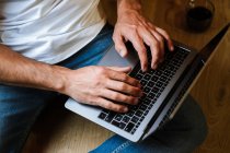 Freelancer barbudo usando laptop en casa - foto de stock