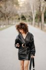 Ganzkörper-Unternehmerin im Vintage-Outfit läuft auf Asphalt — Stockfoto