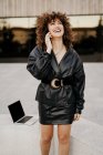 Ganzkörper-Unternehmerin im Vintage-Outfit läuft auf Asphaltpfad und unterhält sich mit dem Smartphone, während sie zur Arbeit durch den Stadtpark pendelt — Stockfoto