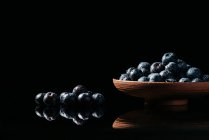 Frische Blaubeeren auf Holzschüssel auf dem Tisch — Stockfoto