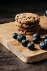 Bleuets et biscuits sur planche de bois — Photo de stock