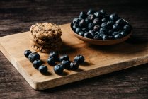 Черника и печенье на деревянной доске — стоковое фото
