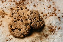 Biscoitos de chocolate saborosos na mesa de madeira — Fotografia de Stock