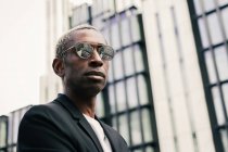 Stilvoller schwarzer Geschäftsmann auf der Straße — Stockfoto