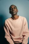 Чорний чоловік у стильному светрі — стокове фото