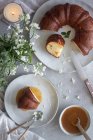 Верхній вид смачного пирога з яблучним соусом розміщений на столі біля білих квітів і вогняної свічки. — стокове фото