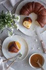 Draufsicht auf köstlichen Bundt-Kuchen mit Apfelmus auf dem Tisch neben weißen Blumen und brennender Kerze — Stockfoto