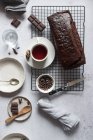Leckerer Kuchen und Tee auf dem Tisch — Stockfoto