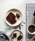 Draufsicht auf ein Stück süße Banane und Schokoladenkuchen, das in der Nähe von Zutaten auf den Tisch gelegt wird — Stockfoto