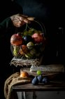 Erntehelfer nimmt Obst aus Korb — Stockfoto