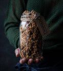 Mulher de colheita com jarra de granola — Fotografia de Stock