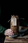 Женщина с зерном с баночкой мюсли — стоковое фото