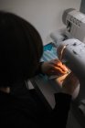 Женщина делает маски для пандемии коронавируса — стоковое фото