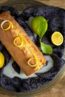 De cima caseiro delicioso bolo de limão coberto com esmalte — Fotografia de Stock