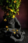 Аромат свежих весенних желтых ромашковых цветов на темном фоне в студии — стоковое фото