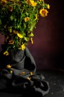 Ramillete de flores frescas de margarita amarilla sobre fondo oscuro en estudio - foto de stock