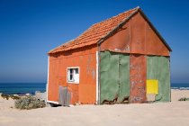 Pequena casa na praia com céu azul — Fotografia de Stock