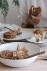 De cima de fatiado delicioso bolo de rolo doce caseiro com chantilly e Physalis flores secas servidas em prato em mesa de madeira com ingredientes — Fotografia de Stock