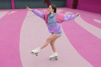 Elegante adolescente patinação no parque infantil — Fotografia de Stock
