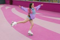 Élégant patinage adolescent sur aire de jeux — Photo de stock