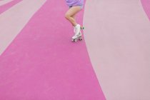 Stylischer Teenager skatet auf Spielplatz — Stockfoto