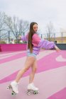 Elegante adolescente patinação no parque infantil — Fotografia de Stock