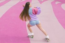 Élégant patinage adolescent sur aire de jeux — Photo de stock