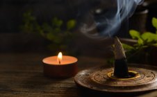 Composizione di incenso, teiera e candele — Foto stock