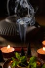 Composition du cône d'encens brûlant, théière et bougies — Photo de stock