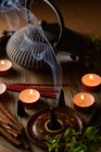 Composição de cone de incenso ardente, bule de chá e velas — Fotografia de Stock