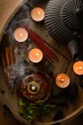 Zusammensetzung brennender Räucherkegel, Teekanne und Kerzen — Stockfoto