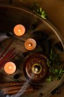 Composizione del cono di incenso e delle candele — Foto stock