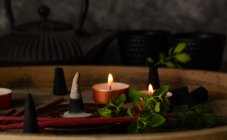 Склад палаючого ладанного конуса і свічок — стокове фото
