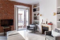Salon confortable avec fauteuils et mur de briques — Photo de stock