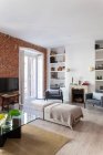 Salon confortable avec fauteuils et mur de briques — Photo de stock