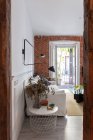 Aconchegante sala de estar interior com parede de tijolo — Fotografia de Stock