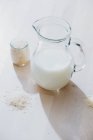 Pot de lait et de riz sur la table — Photo de stock