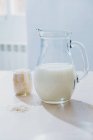 Vaso di latte e riso in tavola — Foto stock