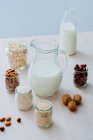 Ingredientes para preparar o leite vegan na mesa — Fotografia de Stock