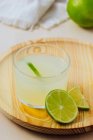 Самодельный освежающий лимонад в стакане со свежей лаймом — стоковое фото