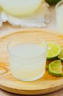 Limonata rinfrescante fatta in casa in bicchieri con fette di lime — Foto stock
