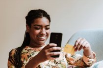 Ethnische Frau kauft zu Hause online ein — Stockfoto