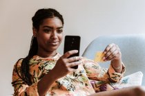 Этническая женщина делает покупки онлайн дома — стоковое фото
